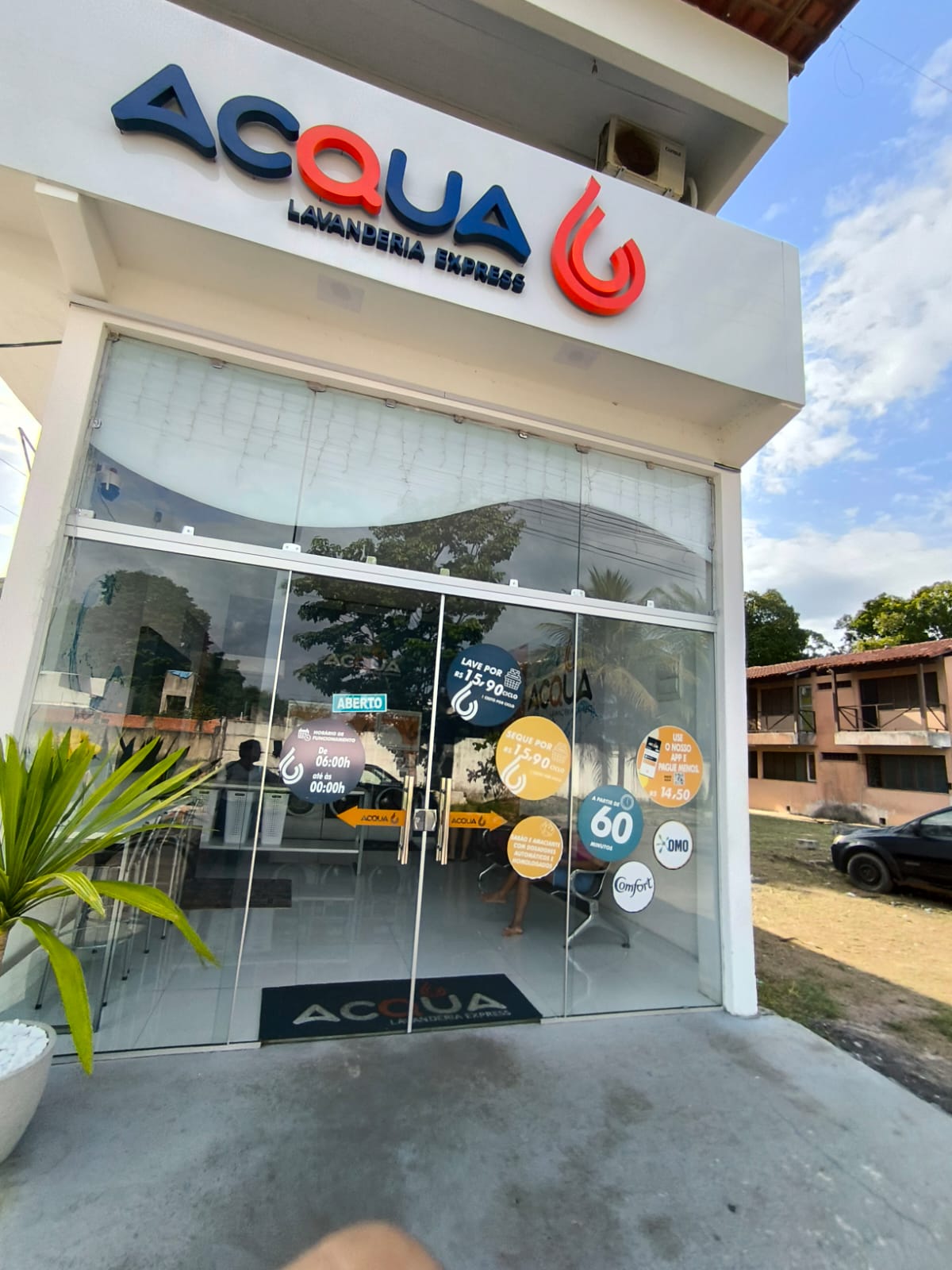 Fachada Acqua Lavanderia Express com letreiro