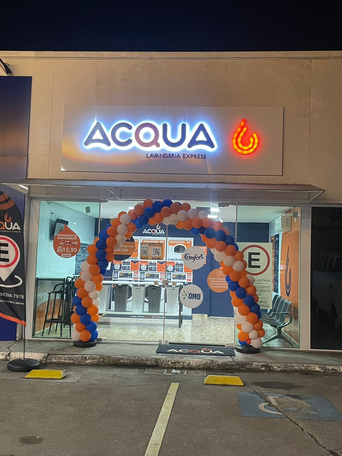 Inauguração de unidade Acqua Express à noite
