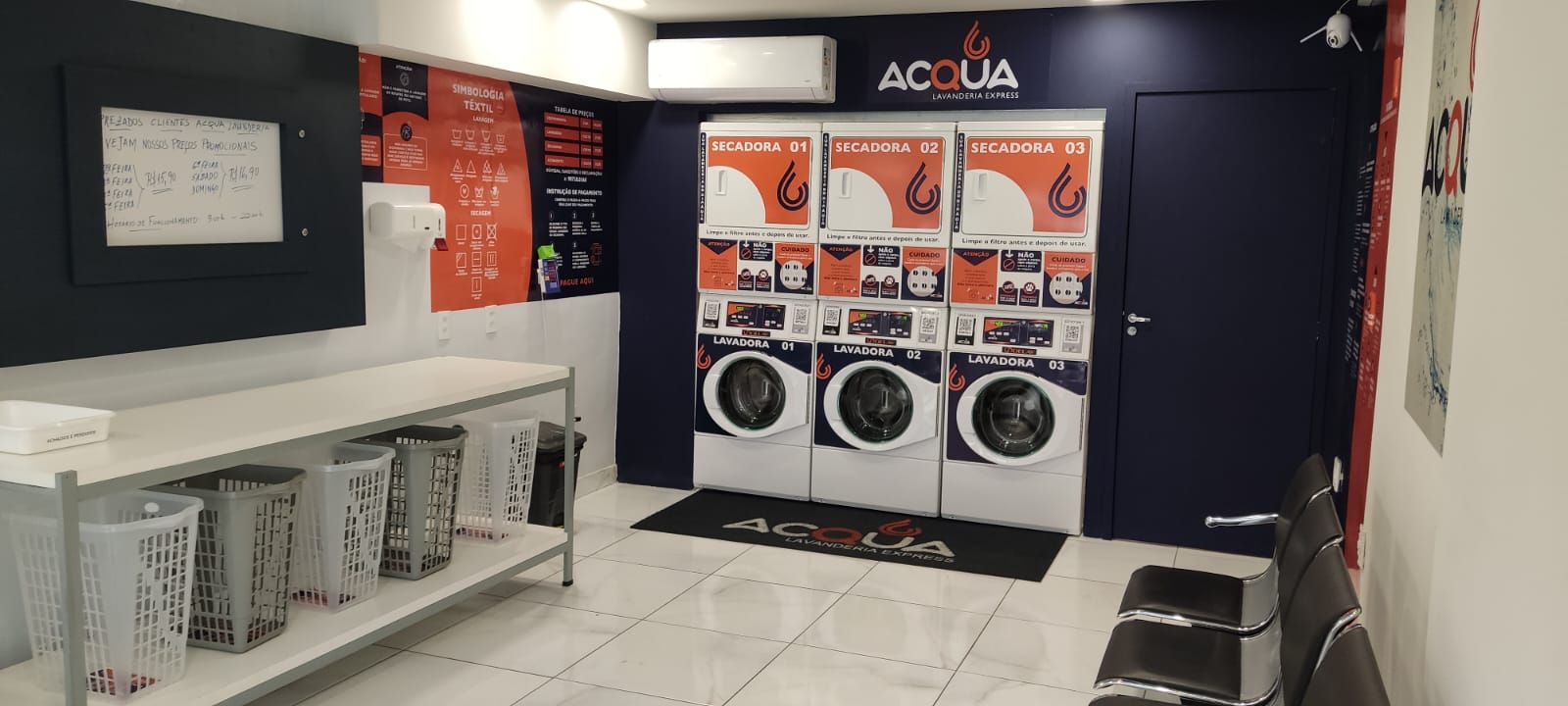 Salão interno Acqua Express com bancada