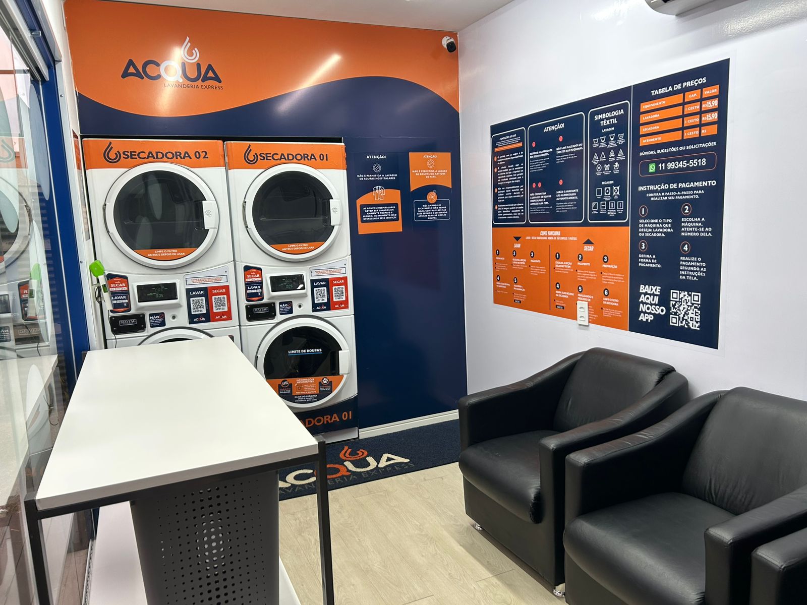 Área de espera com poltronas na Acqua Express